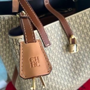 Carolina Herrera CH MATRYOSHKA LOCKED M | MEDIUM SHOULDER BAG.